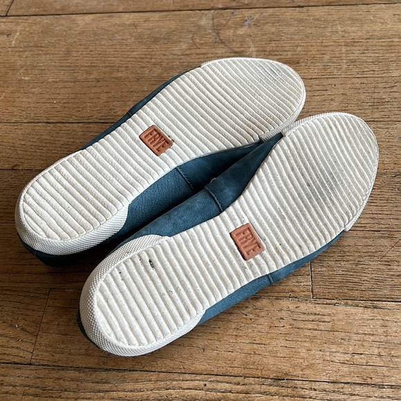 FRYE Melanie Slip-on Flats Sneakers Blue Suede Women's 8.5 - Picture 5 of 6